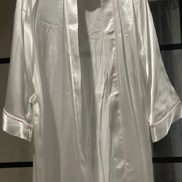 Mrs. Robe - Picture 2 of 2